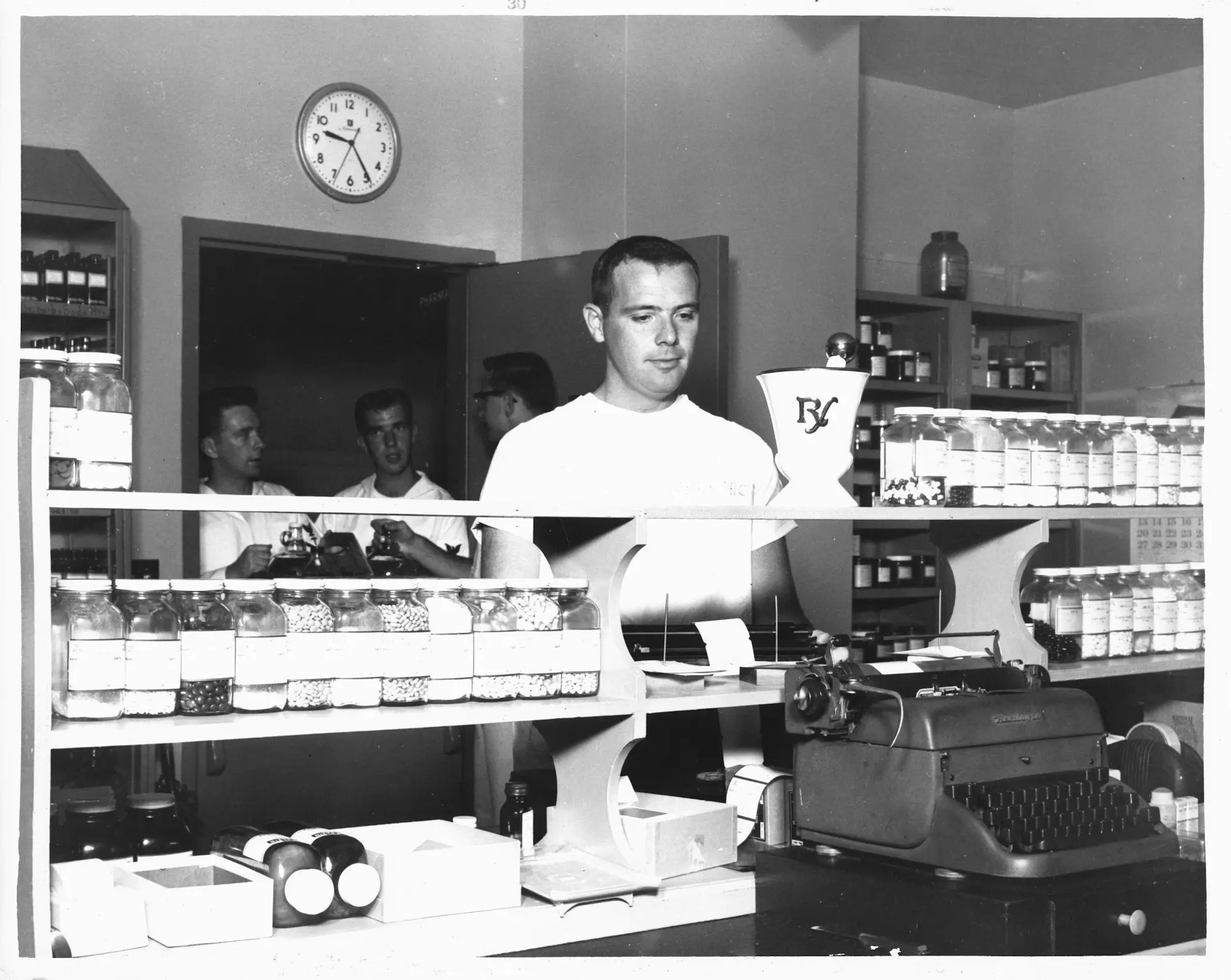 Staff working behind a store counter, a trading business that can borrow unsecured